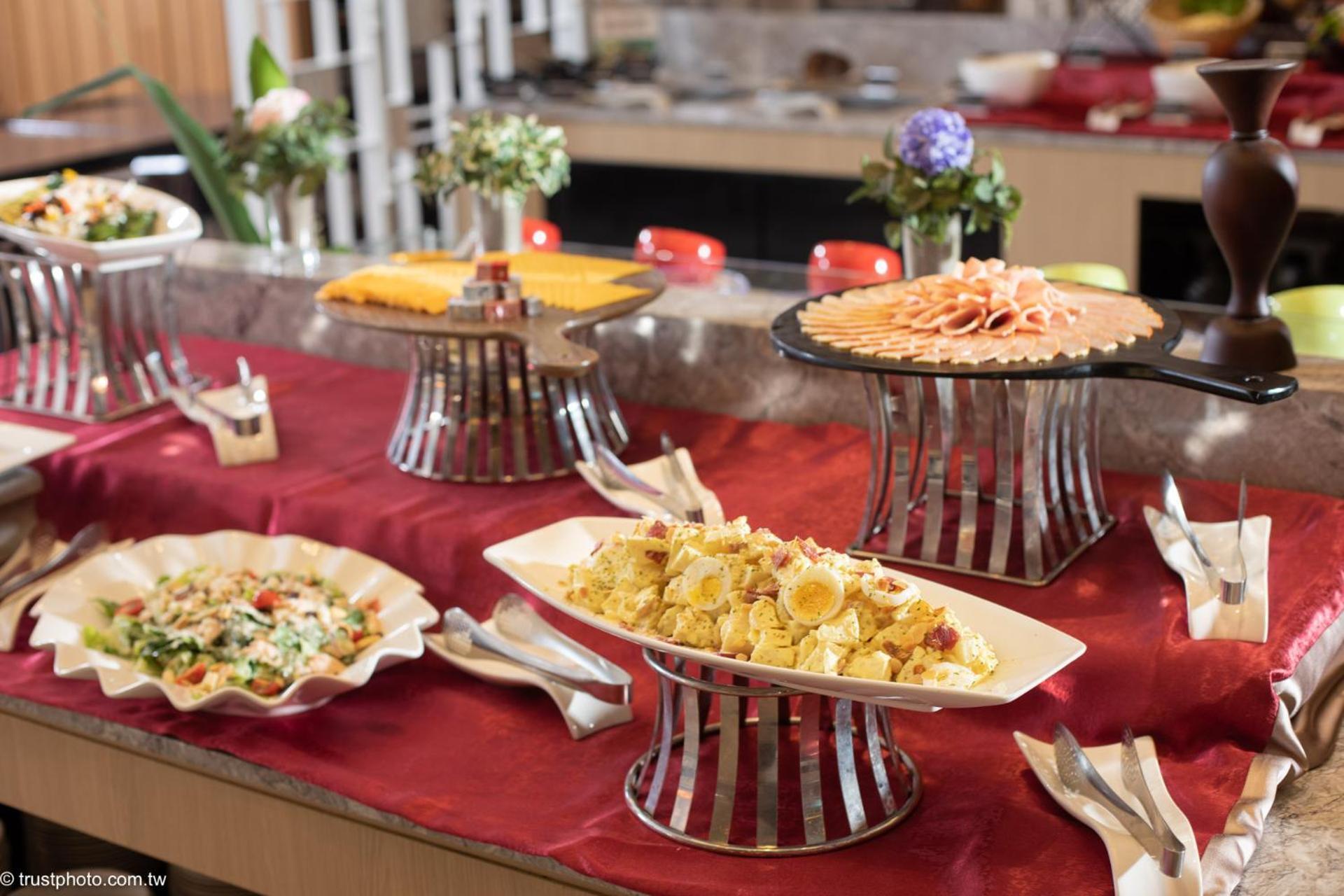 Grand Bay Resort Hotel Bandar Lama Bandar Lama Hengchun Luaran gambar A buffet at a hotel