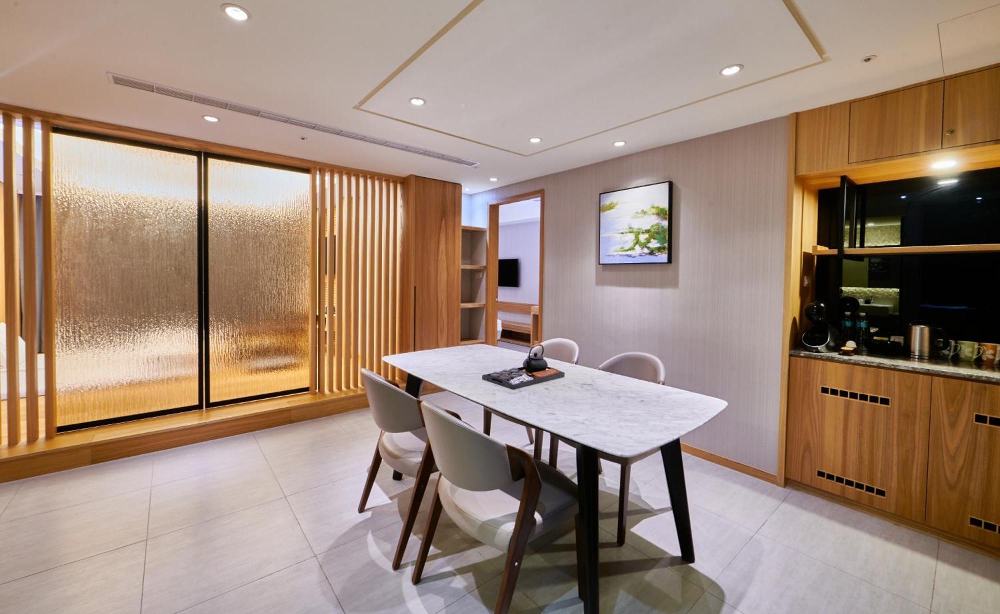 Grand Bay Resort Hotel Bandar Lama Bandar Lama Hengchun Luaran gambar The interior of a private suite at the airport