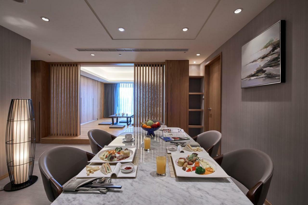 Grand Bay Resort Hotel Bandar Lama Bandar Lama Hengchun Luaran gambar A dining room in a suite at the hotel